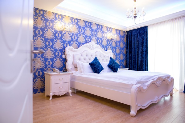 Minibar, safe på rommet, skrivebord og lydisolert