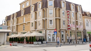 A hotel with a classic architectural design, featuring multiple windows and a prominent entrance. - Hotel Helin Central (Craiova)