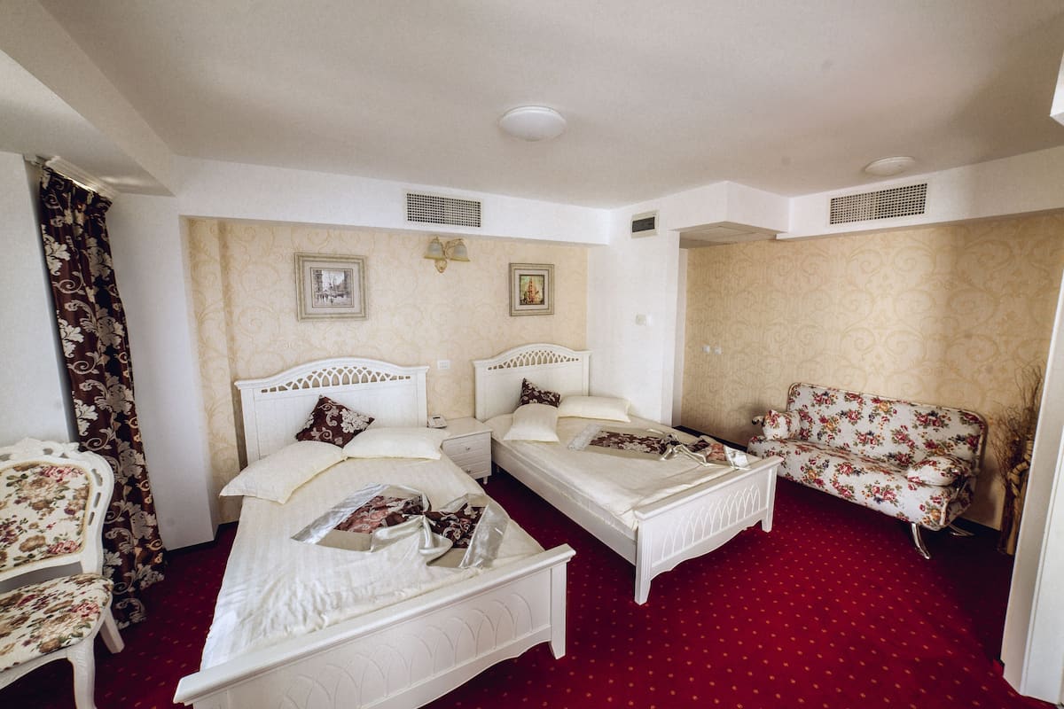 Junior Suite | Minibar, in-room safe, desk, soundproofing