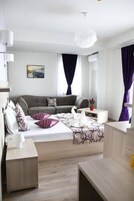 Ropa de cama de alta calidad, escritorio y sistema de insonorización 