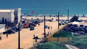 A beachside parking area with cars and a few people. - Vila Kharisma (Navodari)