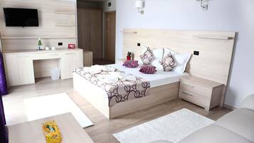 Luxe beddengoed, een bureau, geluiddichte muren, extra bedden