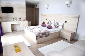 高級寝具、デスク、防音設備、可動式ベッド
