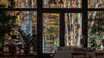 Cocina internacional, con vista al jardín