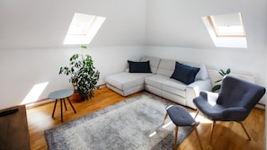 Apartamento estándar, 1 habitación | Sala de estar | Televisión de pantalla plana de 80 cm con canales por satélite