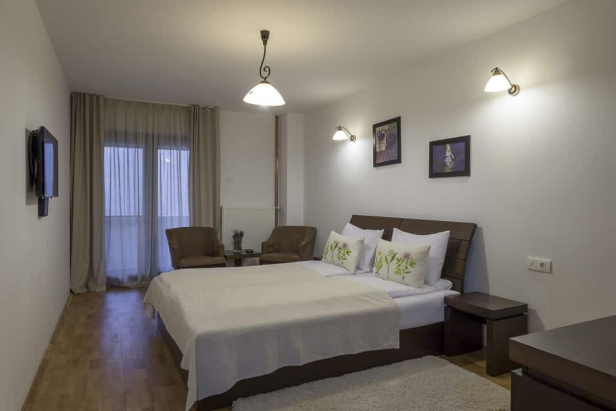 Chambre Double Supérieure, 1 très grand lit, balcon, vue jardin