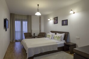 Superior Double Room, 1 King Bed, Balcony, Garden View | 1 bedroom, Egyptian cotton sheets, premium bedding, memory foam beds - Pensiunea Cetatuia (Magura)
