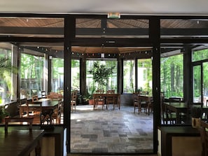 International cuisine, garden views - Pensiunea Cetatuia (Magura)