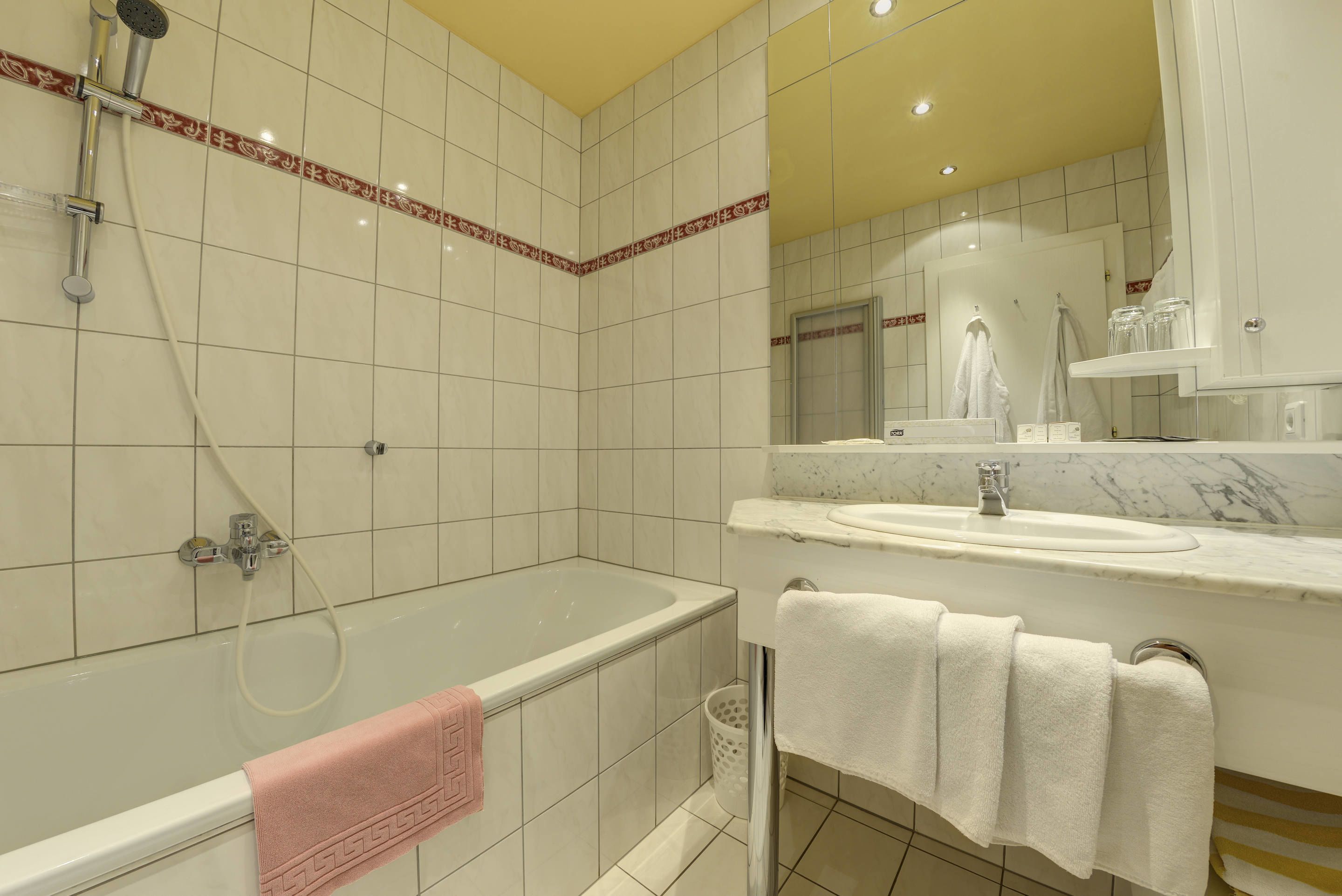 Un baño moderno con bañera, ducha y lavamanos.