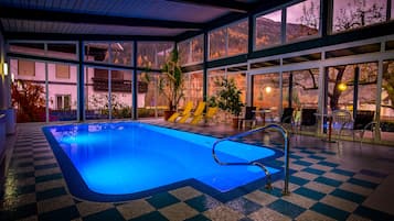 Indoor pool, pool loungers