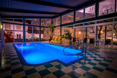 Indoor pool, sun loungers