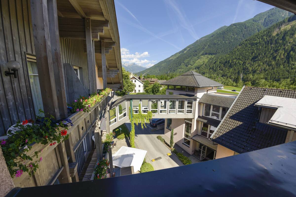 family suite, balcony | view from property