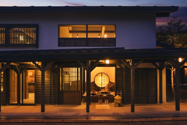 Façana frontal de l'allotjament (vespre/nit)