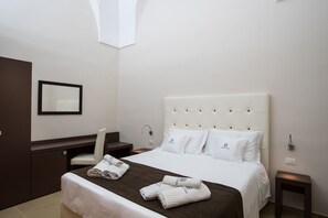 Double Room, 1 Queen Bed, Non Smoking | Premium bedding, minibar, in-room safe, desk - Palazzo Perla (Gallipoli)