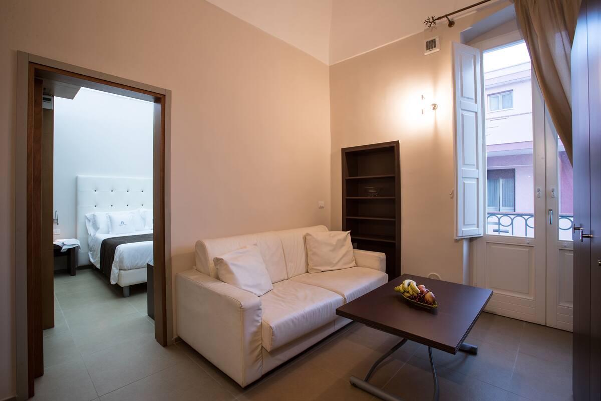 Suite, 1 letto queen, non fumatori | Biancheria da letto di alta qualità, minibar, una cassaforte in camera