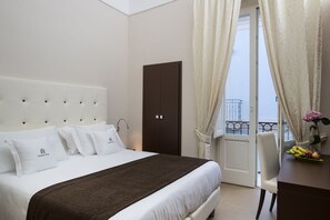 Quarto casal, 1 cama Queen, sacada | Roupas de cama premium, frigobar, cofres nos quartos, escrivaninha