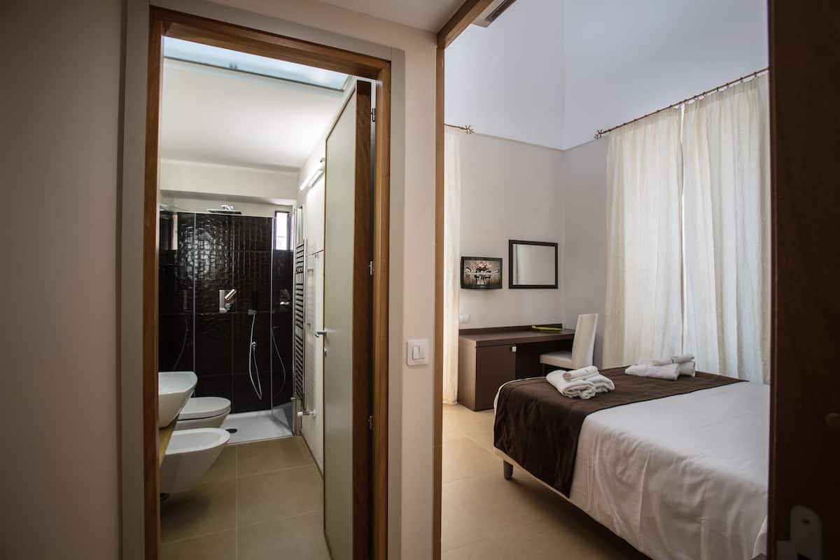 Suite Junior, non fumatori, balcone | Biancheria da letto di alta qualità, minibar, una cassaforte in camera
