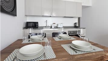 Apartment (1 Bedroom) | Essbereich im Zimmer