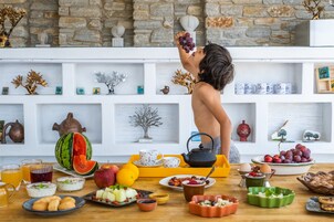 Café da manhã com pratos da culinária local grátis todos os dias