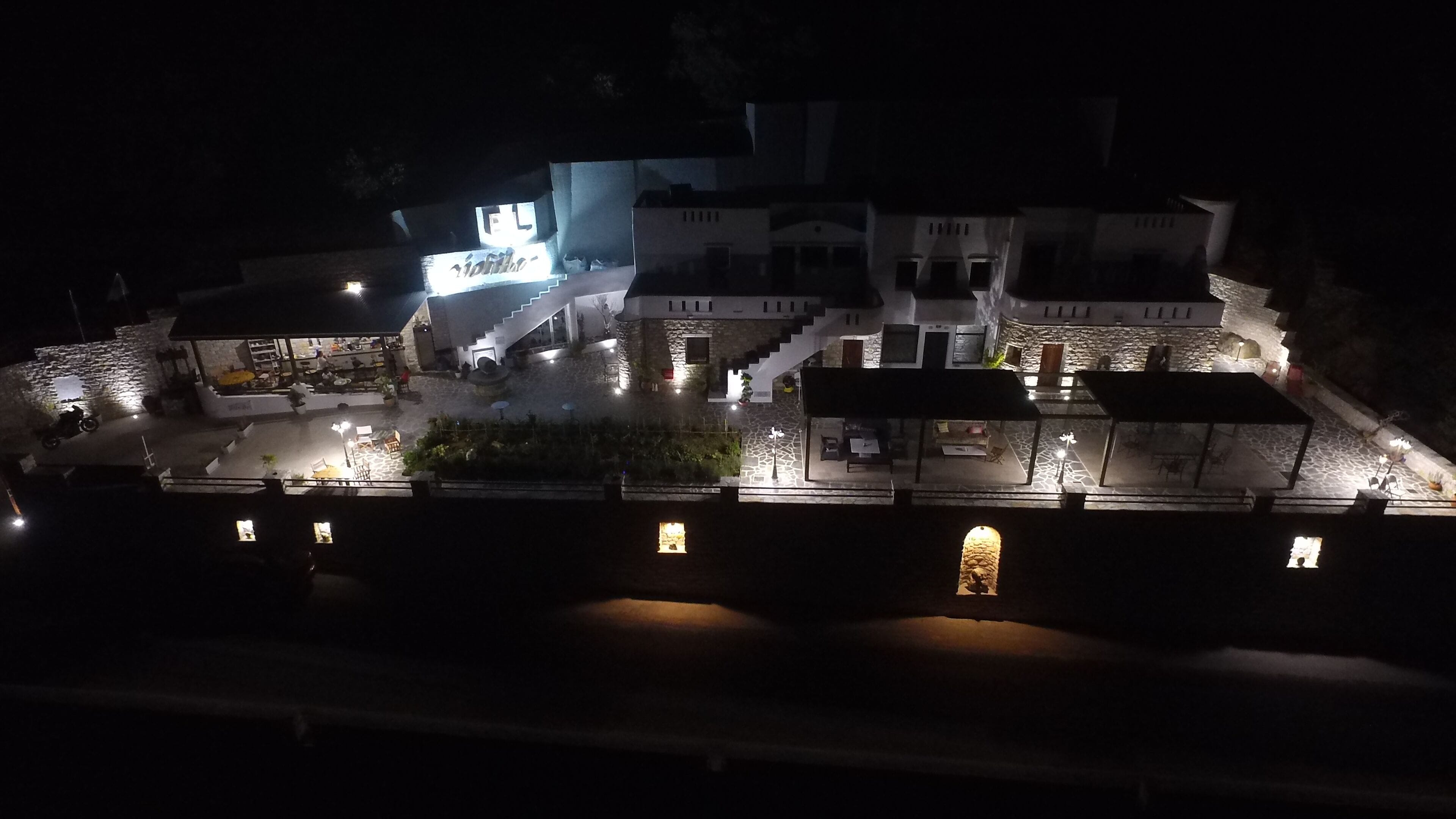 Fachada de la propiedad por la tarde o noche