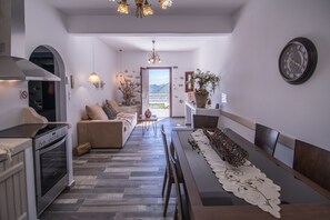 Royal Suite (Emery) | ห้องนั่งเล่น | ทีวีจอแบน 43 นิ้ว พร้อมช่องดาวเทียม, ทีวี, Netflix