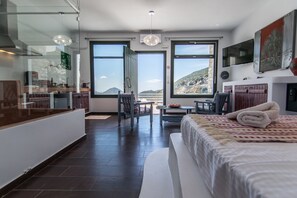 Egyptian cotton sheets, premium bedding, down duvets, Tempur-Pedic beds - ELAIOLITHOS - Luxury Villa Suites - Adults Only (Naxos)