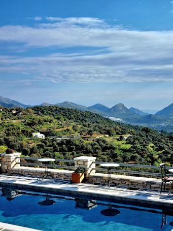 Suite Luxury (Helen of Troy) | Vista dalla struttura. ELAIOLITHOS - Luxury Villa Suites - Adults Only