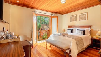 Habitación Deluxe doble, 1 cama de matrimonio, bañera de hidromasaje | Minibar, caja fuerte, decoración individual y sistema de insonorización