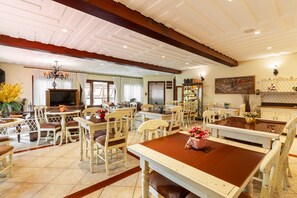 Free daily buffet breakfast  - Pousada D'Biagy Raízes (Campos do Jordão)