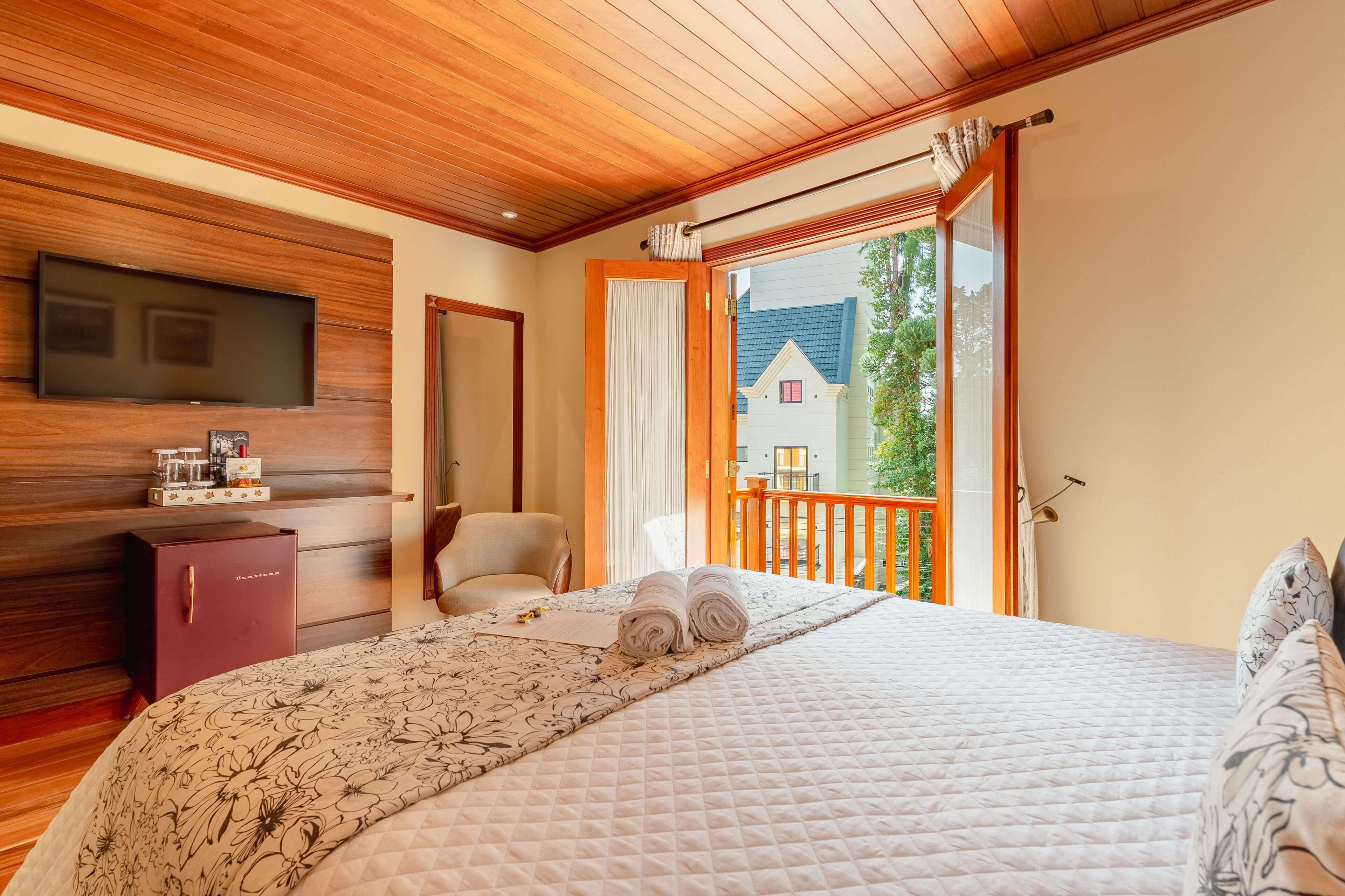 Quarto casal luxo, 1 cama Queen, banheira de hidromassagem | Frigobar, cofres nos quartos, individualmente decorados