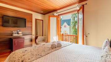 Quarto casal luxo, 1 cama Queen, banheira de hidromassagem | Frigobar, cofres nos quartos, individualmente decorados