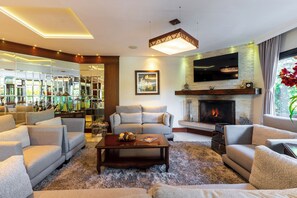 42-inch Smart TV with cable channels, TV - Pousada D'Biagy Premium (Campos do Jordão)