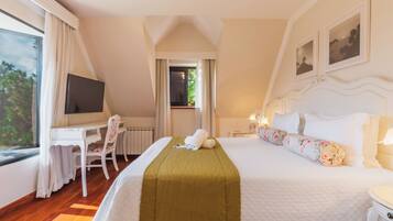 Deluxe Double Room, 1 King Bed | Premium bedding, minibar, in-room safe, individually decorated