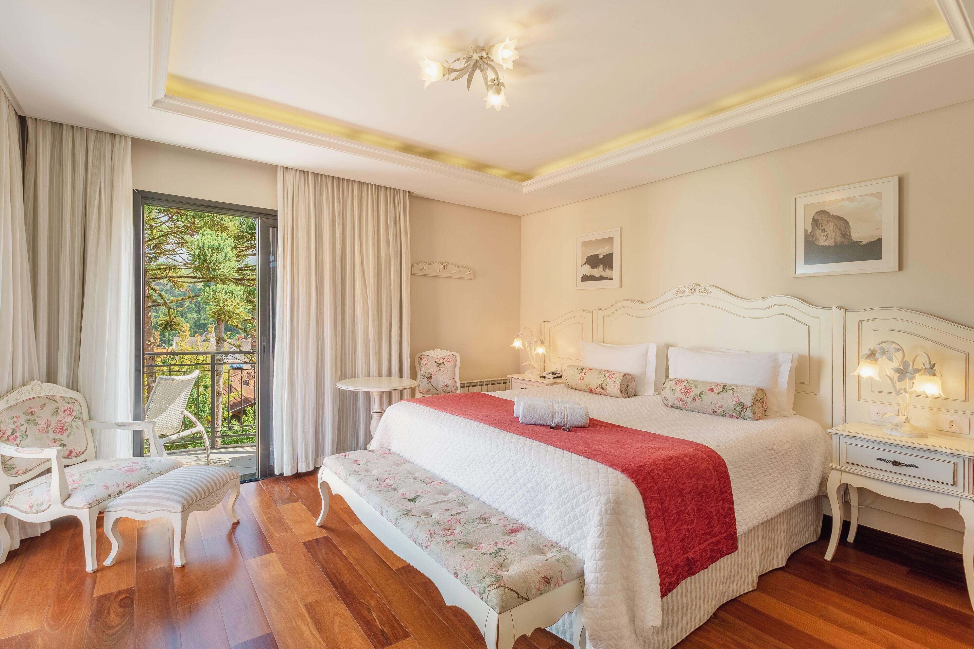 Suite Master com Varanda - Casal | Roupas de cama premium, frigobar, cofres nos quartos