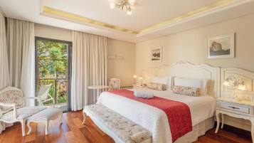 Suite Master com Varanda - Casal | Roupas de cama premium, frigobar, cofres nos quartos