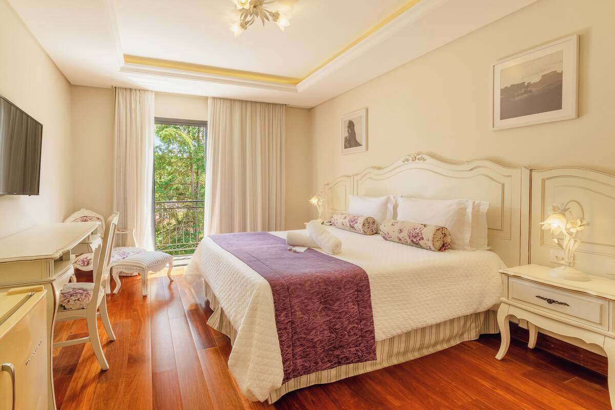 Deluxe driepersoonskamer, terras | Luxe beddengoed, een minibar, een kluis op de kamer, een bureau