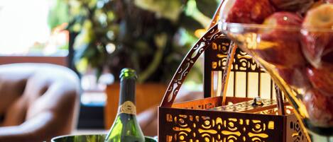 Una mesa con un farol decorativo, una botella de champán y dos copas.