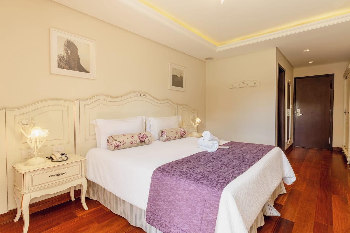 Luxe beddengoed, een minibar, een kluis op de kamer, een bureau