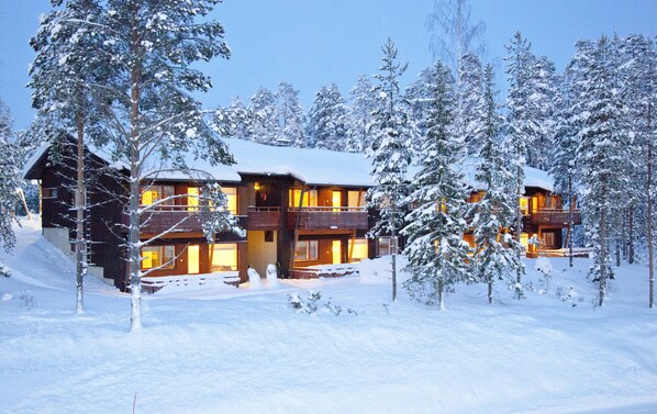 Front of property - evening/night - IIDA Vuokatti (Sotkamo)