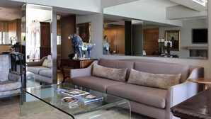 Clifton Spectacular Ocean View Apartment | Oppholdsrom | En 48-tommers plasma-TV med Parabol-TV samt TV og DVD-spiller