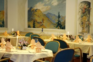 Desayuno buffet (EUR 10 por persona) 