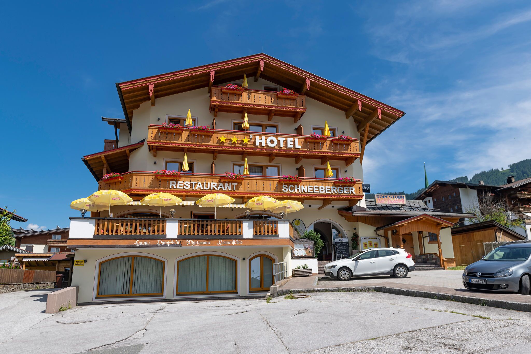 Hotel com restaurante e spa no andar térreo.