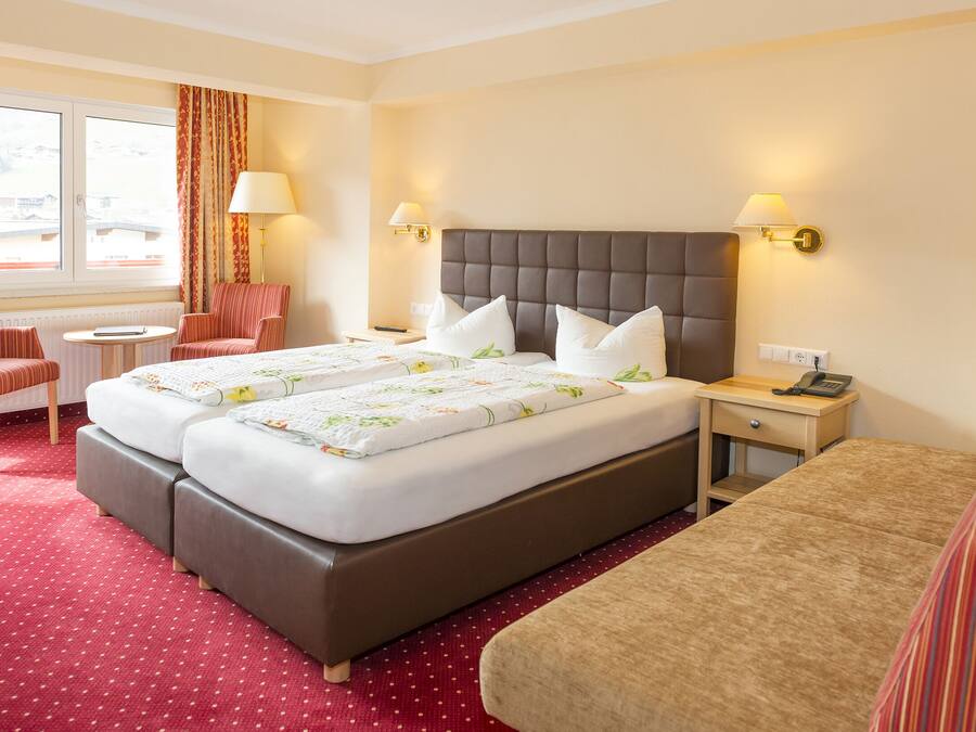 Habitación cuádruple Deluxe | Ropa de cama hipoalergénica, caja fuerte, cunas (de pago) y wifi gratis