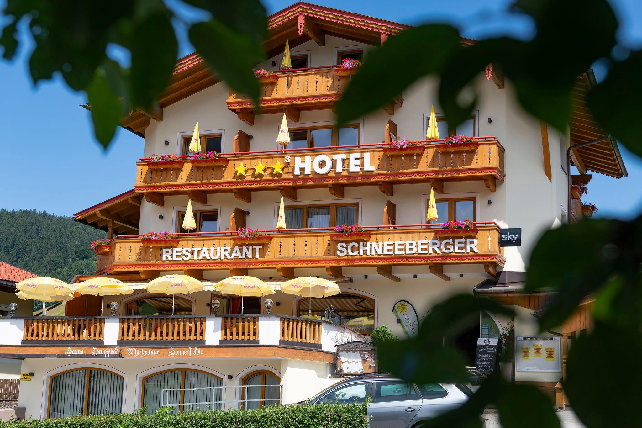 Un hôtel avec un restaurant et un bar Schneeburger au rez-de-chaussée.