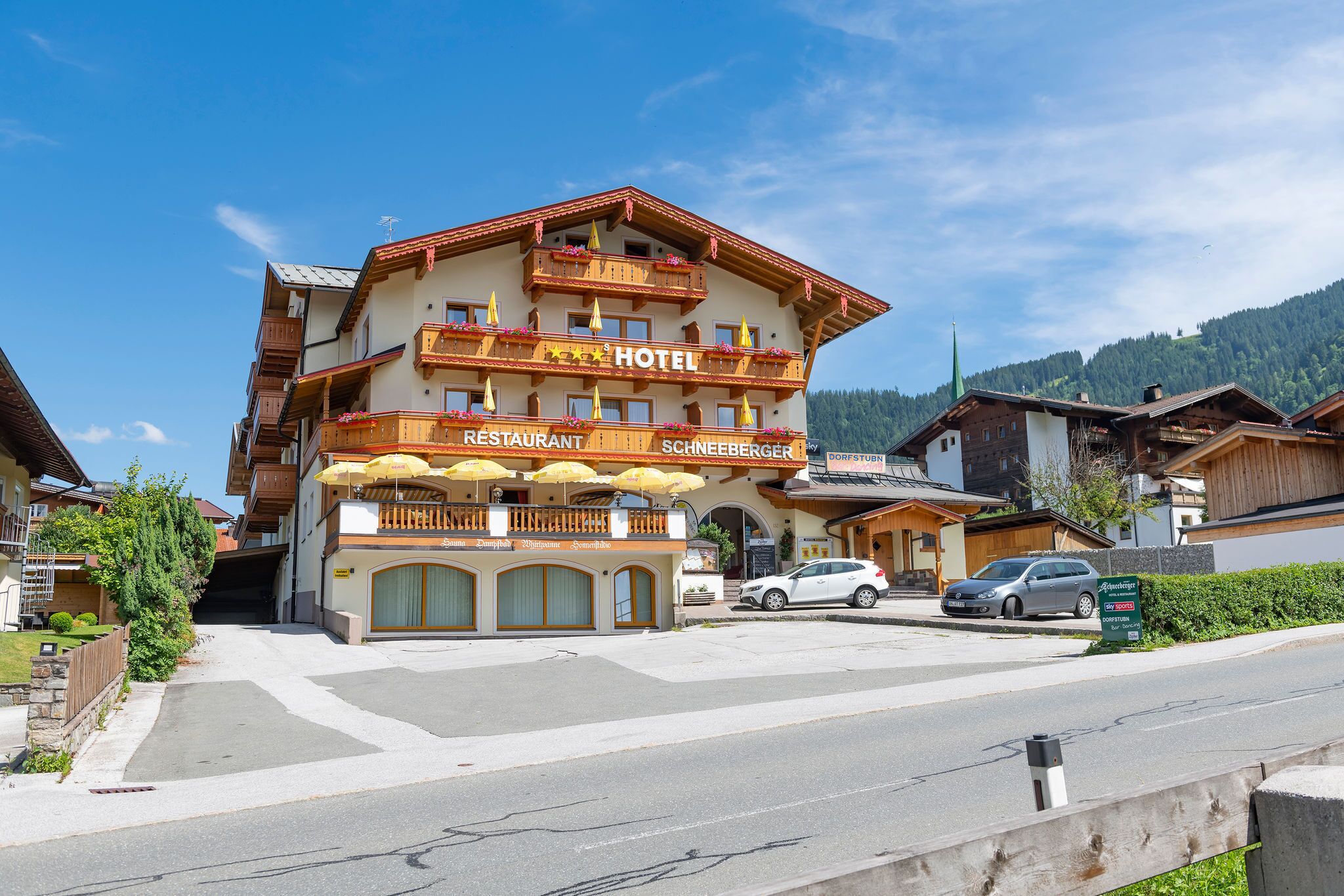 Un hotel con restaurante y telesilla en la planta superior.
