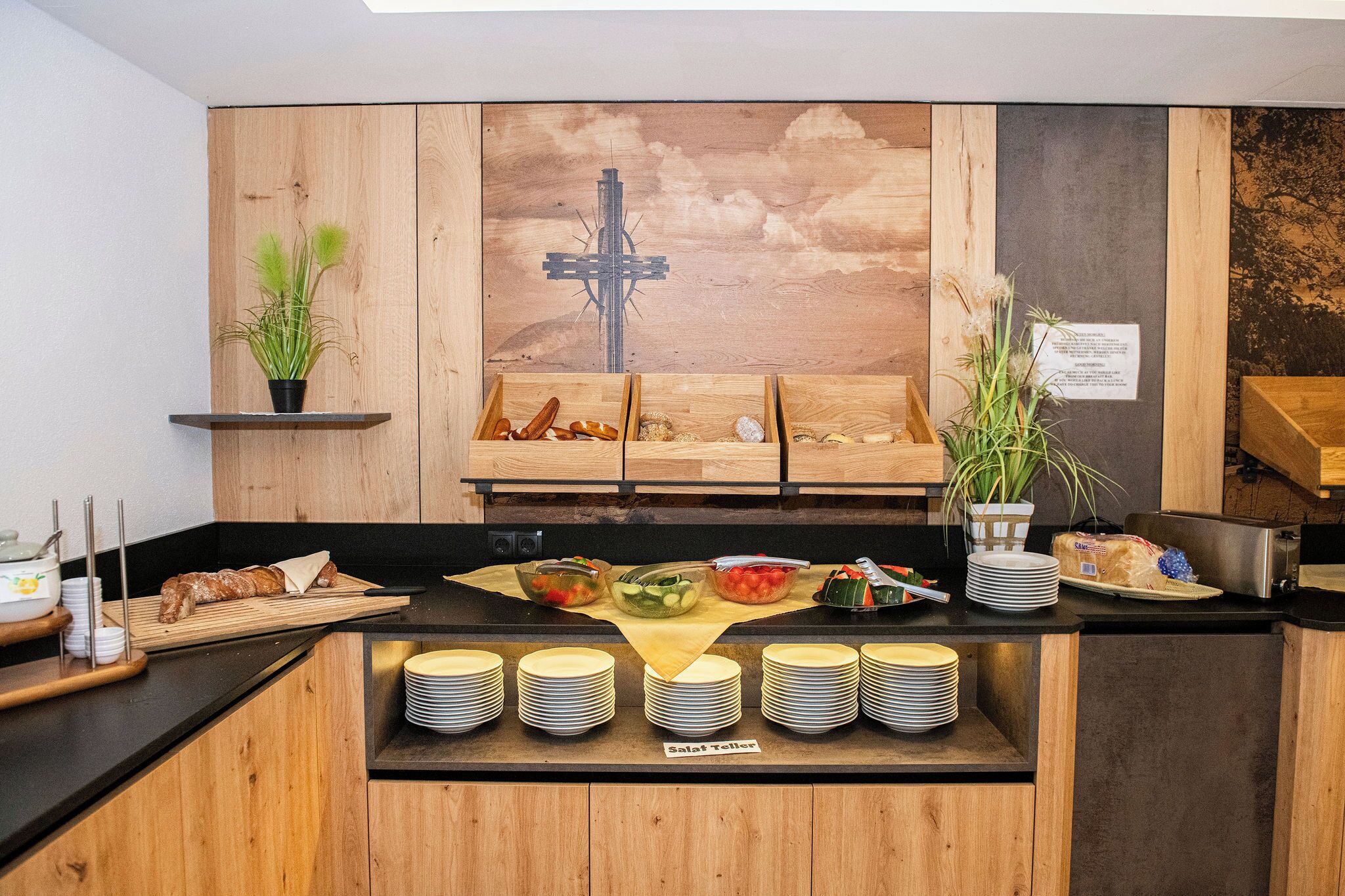Un buffet proposant une variété de plats et un bar à salades.