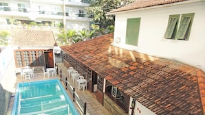 Outdoor pool - Trips Hostel (Cabo Frio)