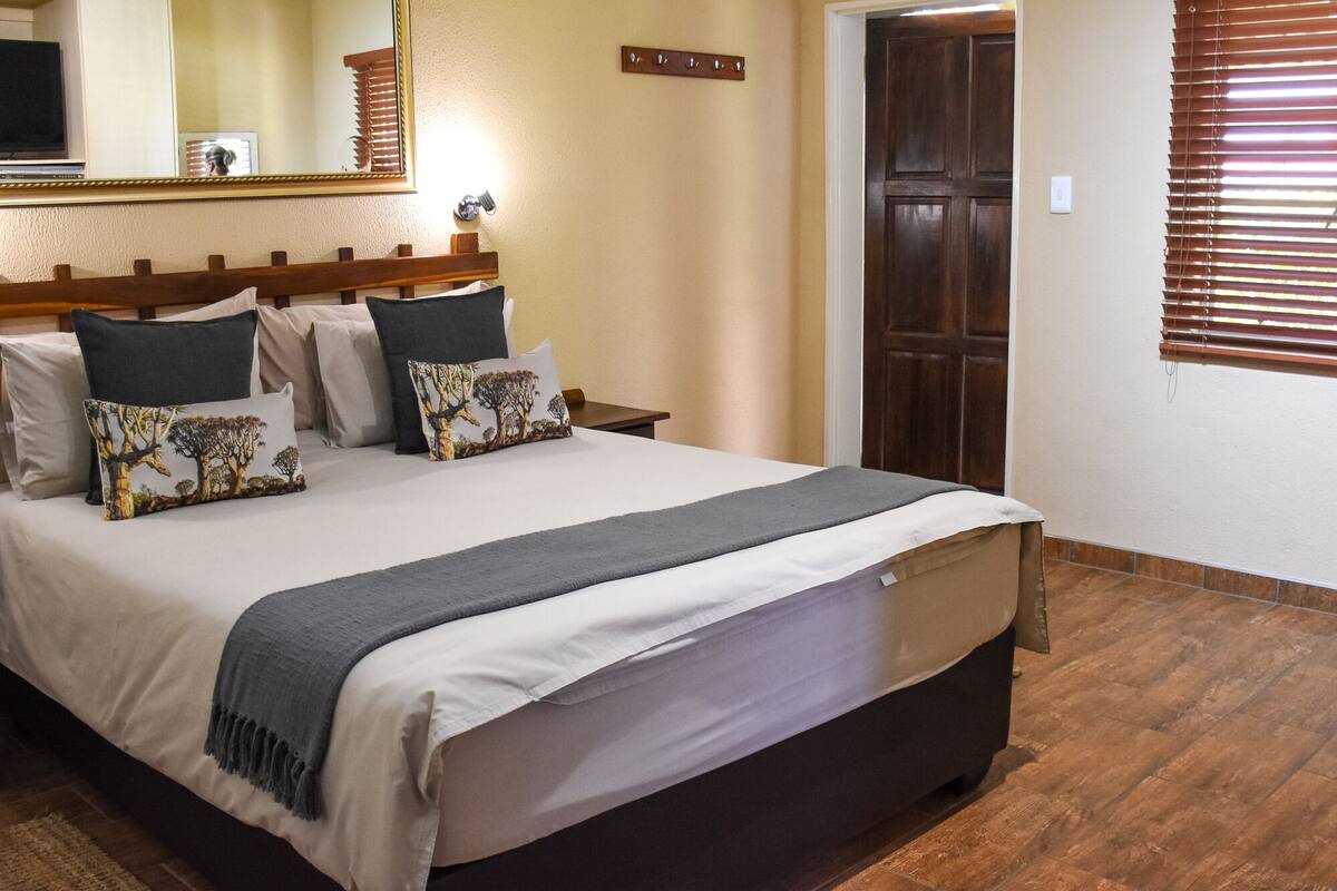 Standard Room | 1 bedroom, minibar, desk, WiFi (free)