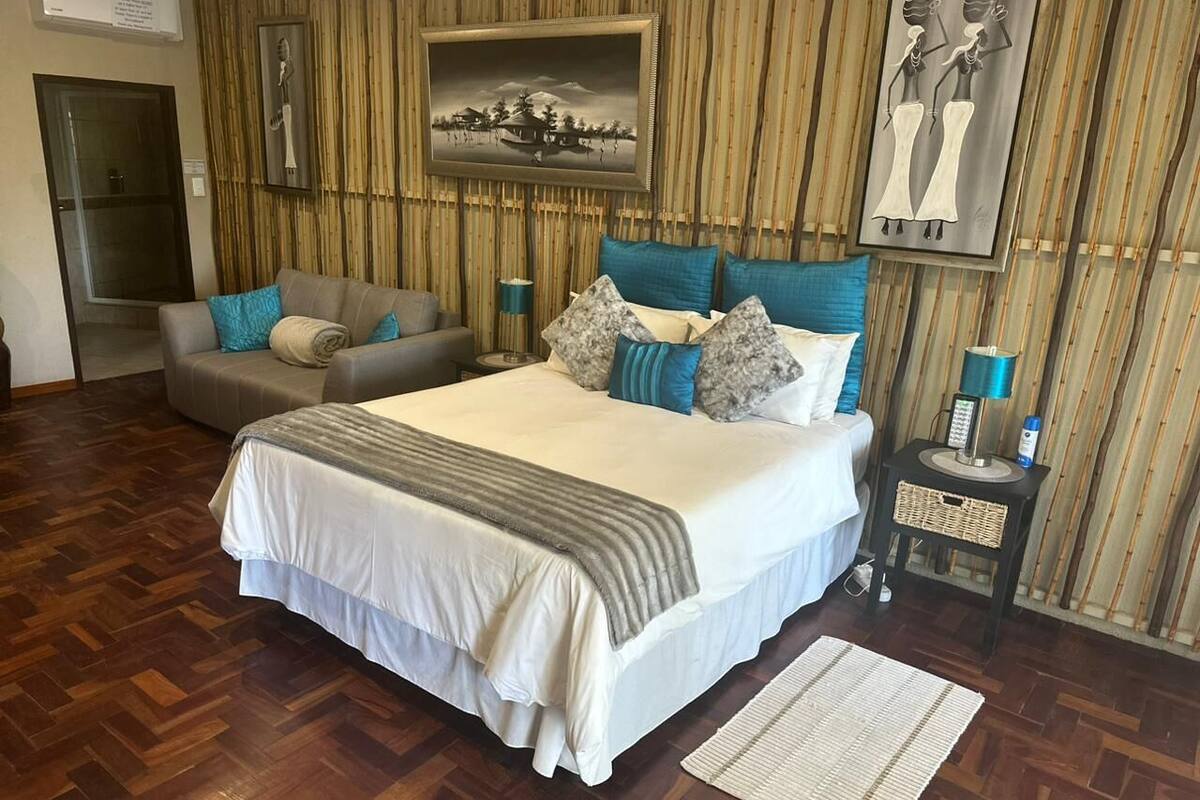 Room 02  | Minibar, WiFi (free), individually decorated, individually furnished