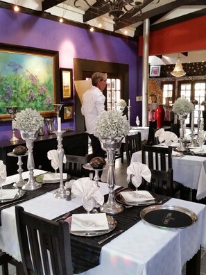 Petit déjeuner, déjeuner et dîner servis sur place